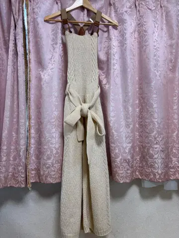 크림색 니트 서스펜더 팬츠 셋업 일리안 로브