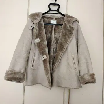 NEI 후드 부착 베이지 무스탕 코트