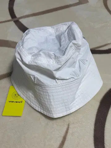 [ 미사용 새상품 ] VIVA HEART 나일론 자수 버킷햇 WHITE