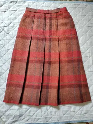 빨간색과 브라운 체크 무늬 플리츠 스커트와 스톨 세트