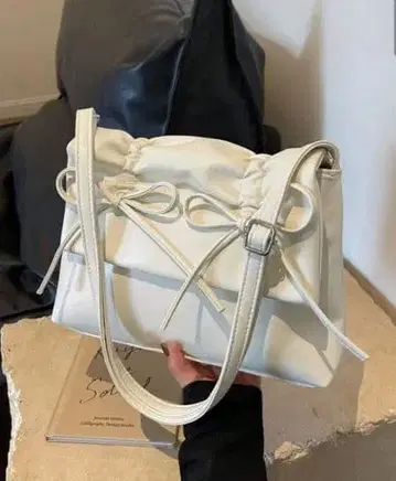 리본 포함 화이트 숄더백