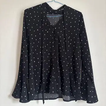 마차트 블랙 도트 무늬 플레어 소매 블라우스