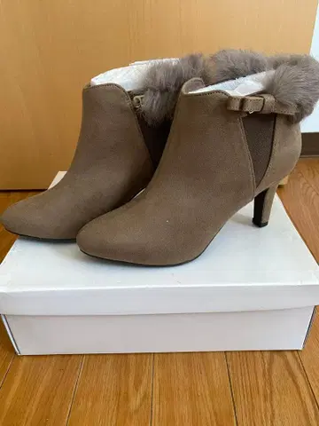 새상품 쿠튀르 브로치 리본 퍼 달린 숏부츠