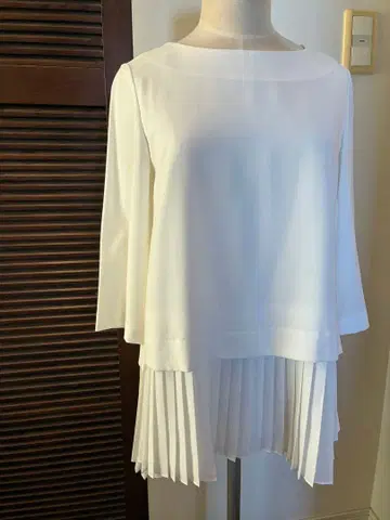 SONO 화이트 플리츠 블라우스 사이즈 1 클리닝 완료