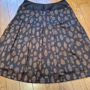 다크 브라운 플레어 스커트 무릎 기장