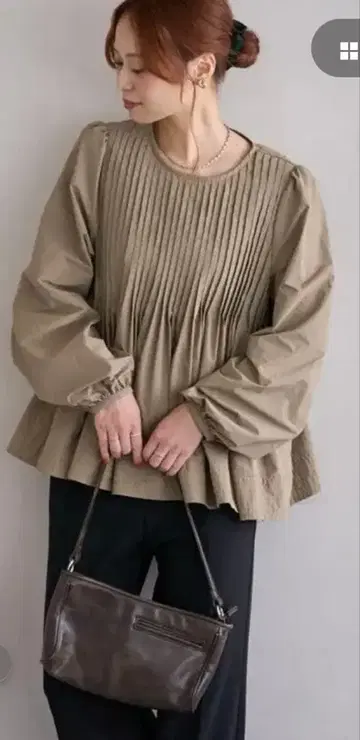 디스코트 Discoat 2025 금기 미사용 새상품 핀턱 페플럼 블라우스