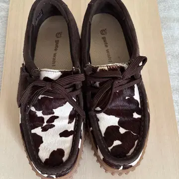 Clarks 소 패턴 로퍼