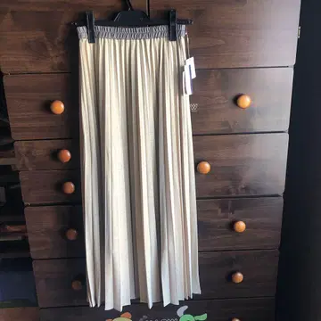 새상품 베이지 플리츠 롱 스커트