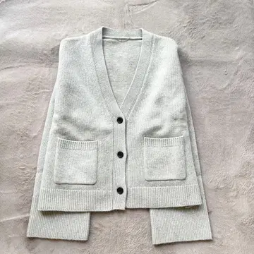 컨디션 최상 MUSE 두지엠 클라세 CHESS V넥 가디건