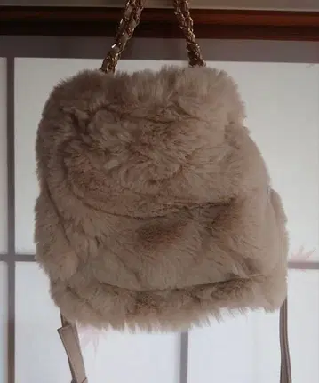 다이애나 베이지 퍼 숄더백