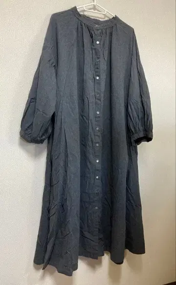 08맵 롱 원피스 짙은 그레이 색상