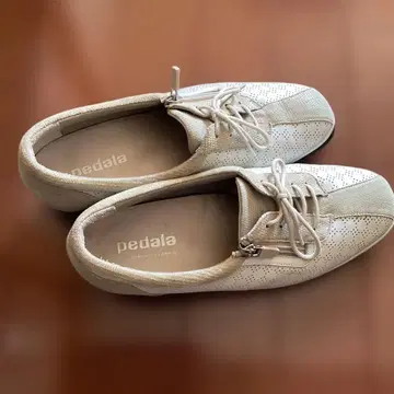 새상품급 pedala 퍼포레이션 디자인 스니커즈 24 EEE