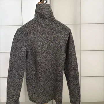 팔라스 팔라스 터틀넥 니트 스웨터