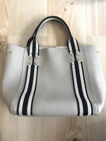 그레이 스트라이프 디자인 핸드백