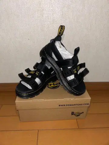 닥터 마틴 블랙 샌들