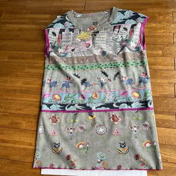 그레이 계열 반팔 튜닉 다채로운 프린트