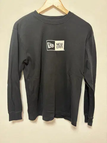 NEW ERA 블랙 긴팔 T셔츠