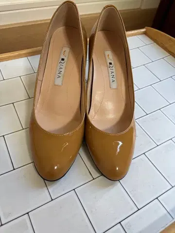 DIANA 베이지 에나멜 펌프스 중간 힐