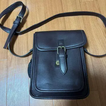 다크 브라운 가죽 숄더백