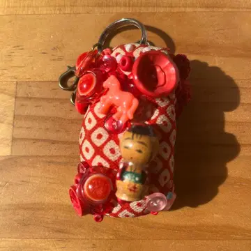 빨간색 캐릭터 참 코케시