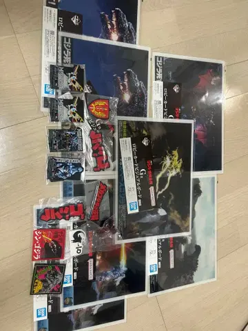 고질라 포스터와 캐릭터 굿즈 세트