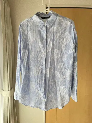 ZARA 꽃무늬 자수 긴팔 셔츠 파랑과 화이트