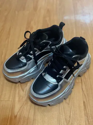 WEGO 위고 통굽 볼륨 대드 스니커즈 실버