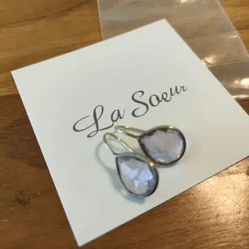 La Soeur 자수정 드롭형 귀걸이 러스르