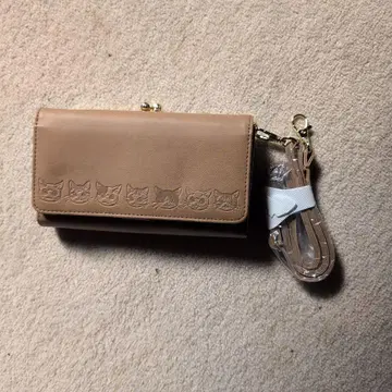 고양이 얼굴 엠보싱 가공 장지갑 베이지