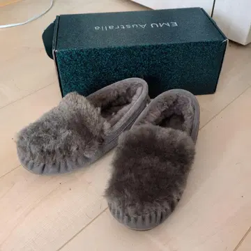 EMU Australia 그레이 모카신 M6