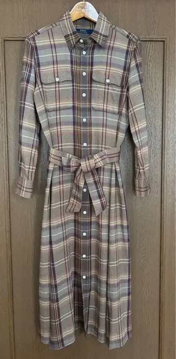 체크 무늬 긴팔 원피스 무릎 기장