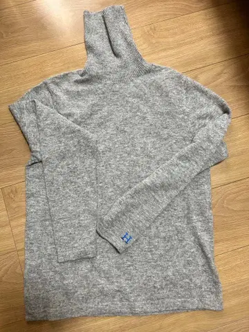 할리우드 런치마켓 그레이 하이넥 스웨터 h마크