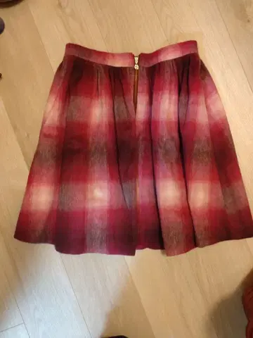 빨간색과 보라색 체크 무늬 플레어 스커트