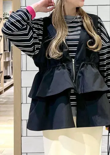 프릴 디자인 블랙 베스트