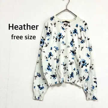 [헤더] 니트 F 화이트 x 블루 꽃무늬 올 패턴 티셔츠 출퇴근 데이트