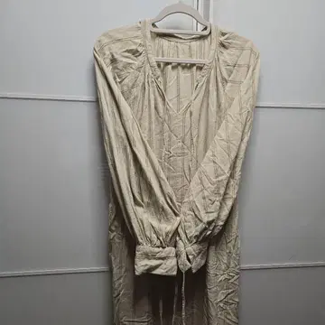 크림색 스트라이프 패턴 긴팔 원피스