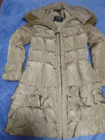 프릴 달린 베이지 다운 자켓