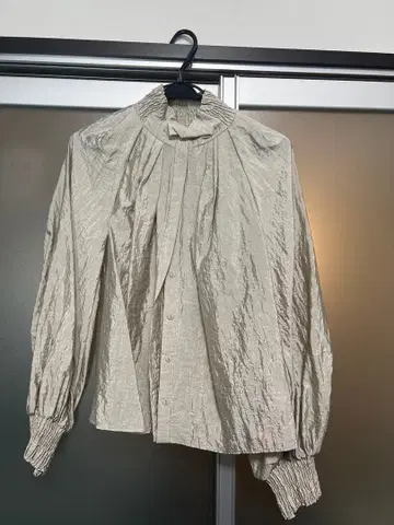 크림색 플리츠 디자인 긴팔 셔츠