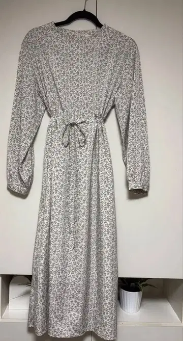 그레이 계열 꽃무늬 롱 원피스