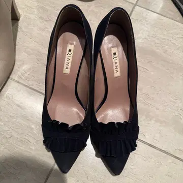 DIANA 프릴 펌프스 24.5