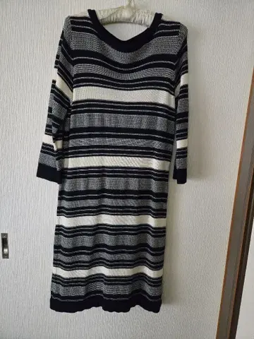 디노스 DAMA 컬렉션 스트라이프 패턴 니트 7부 소매 길이 원피스