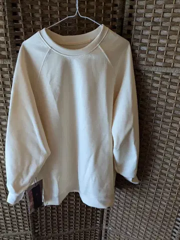 사이드 지퍼가 달린 크림색 맨투맨