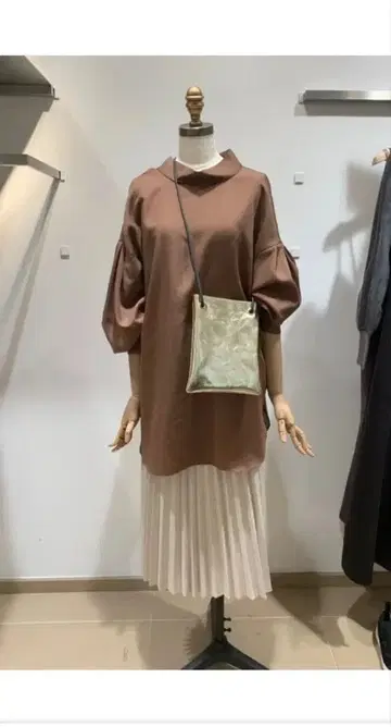 드로와트 로트레아몽 브라운 계열 하이넥 벌룬 슬리브 셔츠