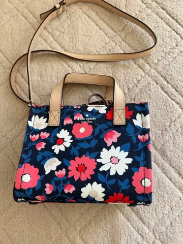 케이트 스페이드 네이비 플라워 무늬 숄더백