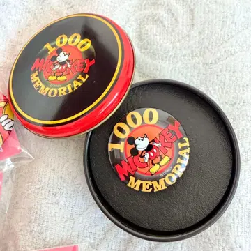 2000년 카운트다운 미키 메모리얼 캔과 핀 배지 세트
