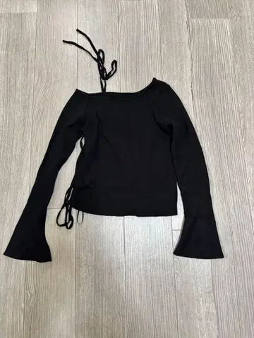 오프숄더 블랙 플레어 소매 상의