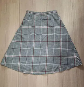 그레이 체크 무늬 플레어 스커트