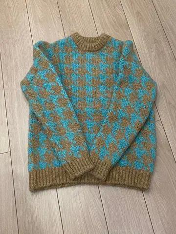 ZARA 브라운과 스카이블루 니트 스웨터