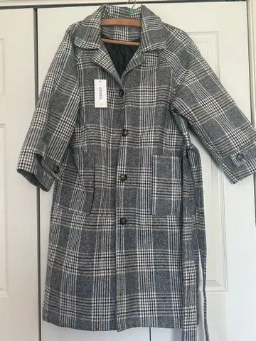 그레이 계열 체크 무늬 롱 코트