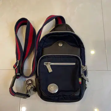 오로비안코 네이비 바디백 나일론 소재